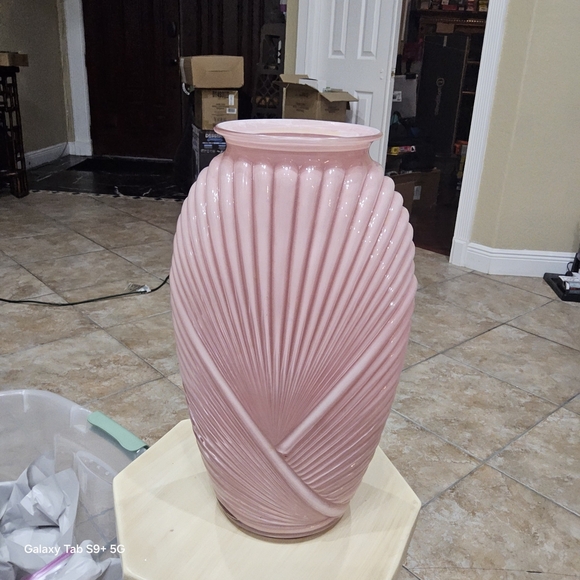 VINTAGE Shell-Inspired Pink Vase - Picture 2 of 8